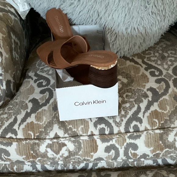 Calvin Klein - Picture 2 of 3